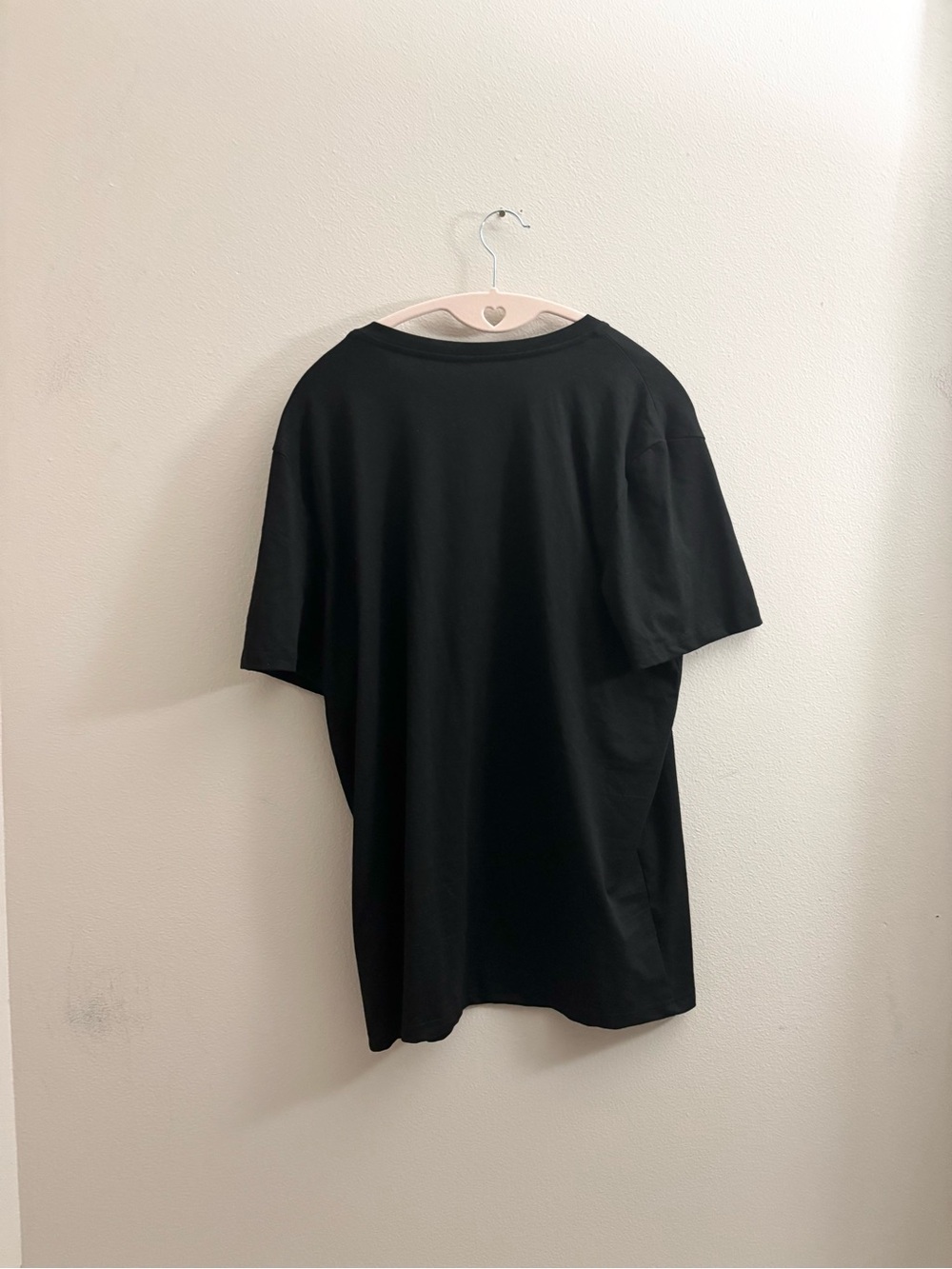 5/$15 🩷 MUST BUNDLE Men's Black Tee with Rose Graphic - Picture 4 of 5